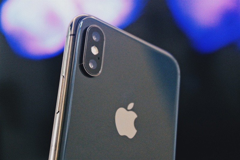 iphone, tech, reflection, phone, iphone x, no people, communication, table, arts culture and entertainment, technology, mobile, screen, madrid, apple, mobile phone