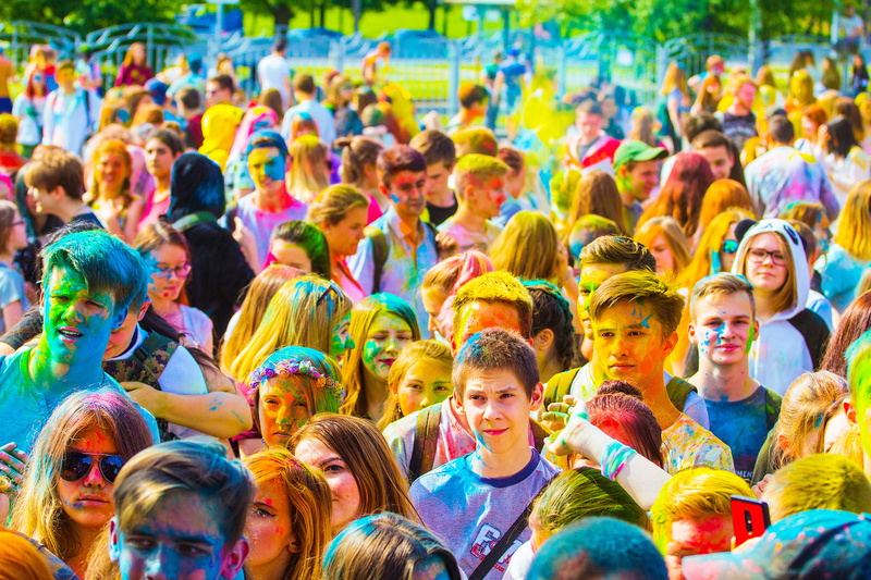 togetherness, man, group of people, 4K, pajamas, coca-cola, walk, paints, animals, bright, Holi, the festival of colors, assorted, adult, tradition, crowd