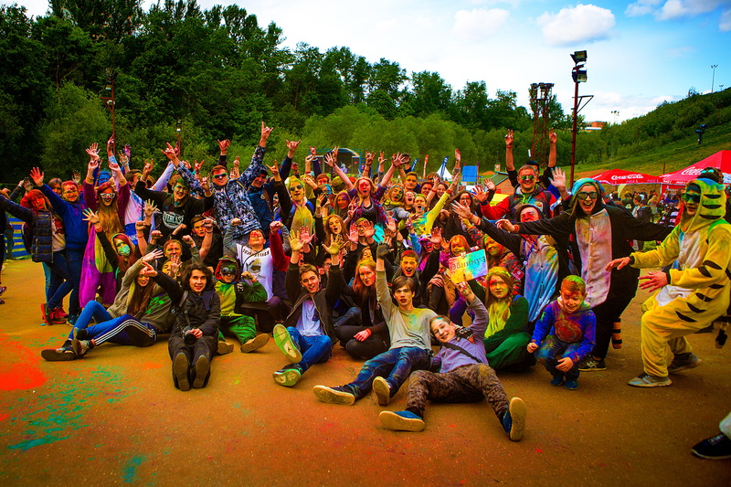 symbol, tree, arms raised, 4K, group Of People, day, historical, plant, photo, large group of people, outdoors, multi Colored, stroll, india, Festival Of Colors