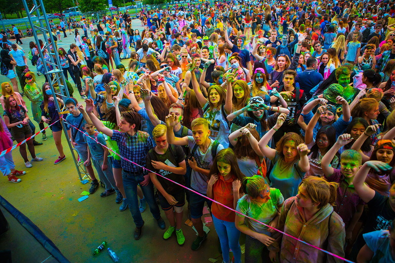 the festival of colors, watching, arts culture and entertainment, many people, spectator, high angle view, historical, stroll, tradition, green, face, childrens pajamas