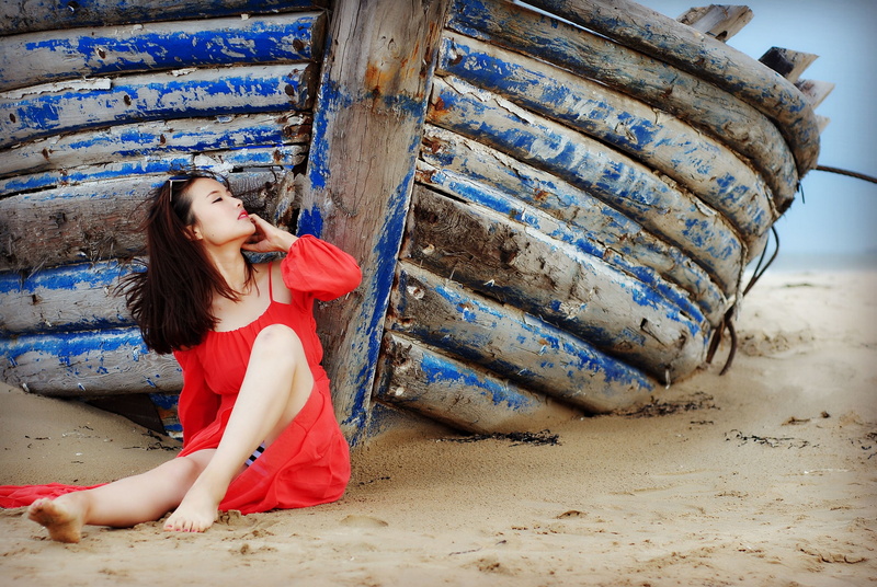 sky, ocean, beach, wearing, one person, 4K, leaning, the scenery, beauty, outdoors, looking, portrait, shoulder, summer, chengde, young adult, sitting