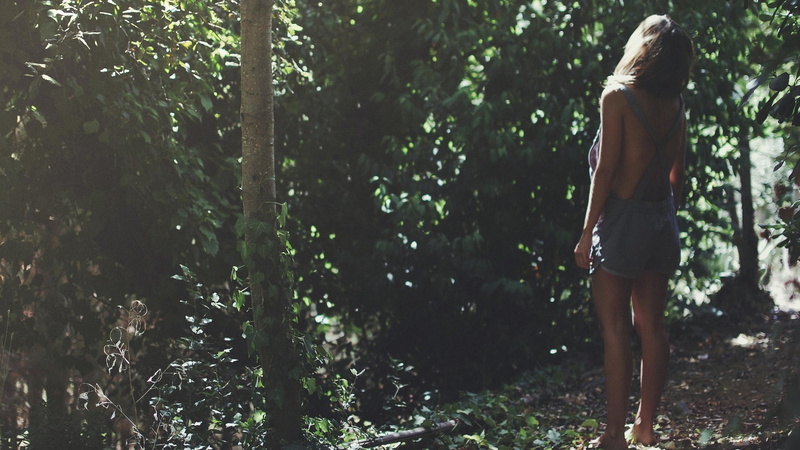 real people, women outdoors, young adult, leisure activity, lifestyles, hair, day, casual clothing, outdoors, rear view, women, one person, land, photography