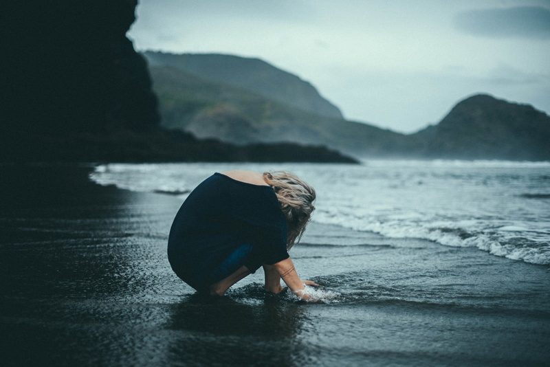 Noel Alvarenga, sky, model, adult, water, young adult, mountains, hairstyle, women outdoors, sea, women, nature, 720P, beach, wet, depth of field, Chill Out