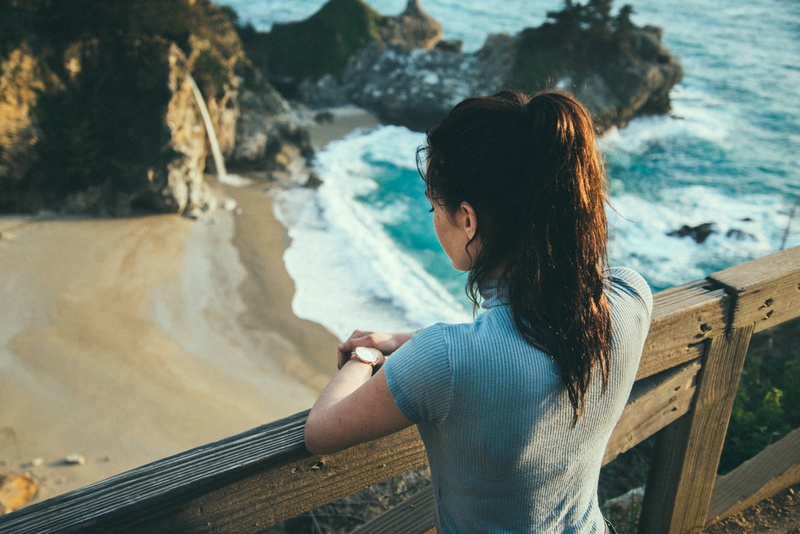 sand, casual clothing, water, hair, back, landscape, women outdoors, focus on foreground, lifestyles, looking into the distance, hairstyle, women, outdoors