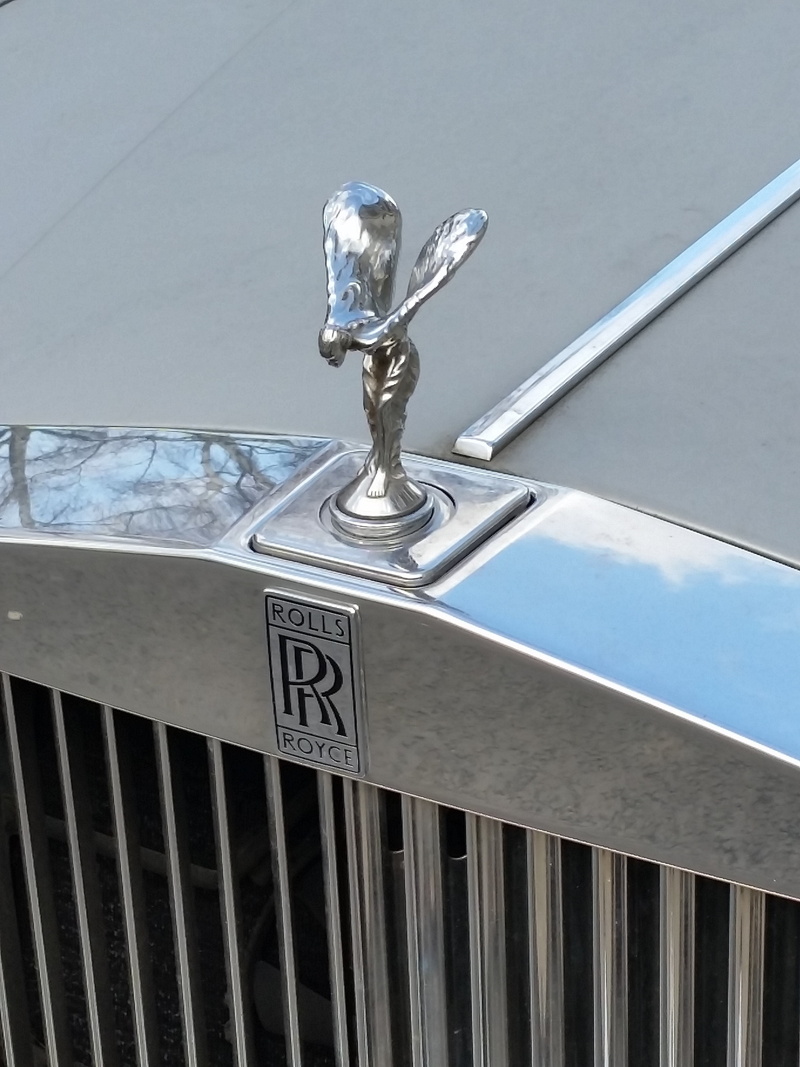 western script, rolls royce, nature, emblem, outdoors, railing, number, building exterior, metal, decoration, spirit of ecstasy, architecture, sign, 4K