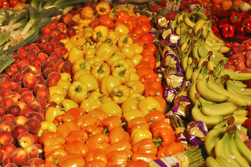 for sale, no people, fruit, large group of objects, choice, healthy eating, vegetables, red, backgrounds, retail display, mix fruit, yellow, variation