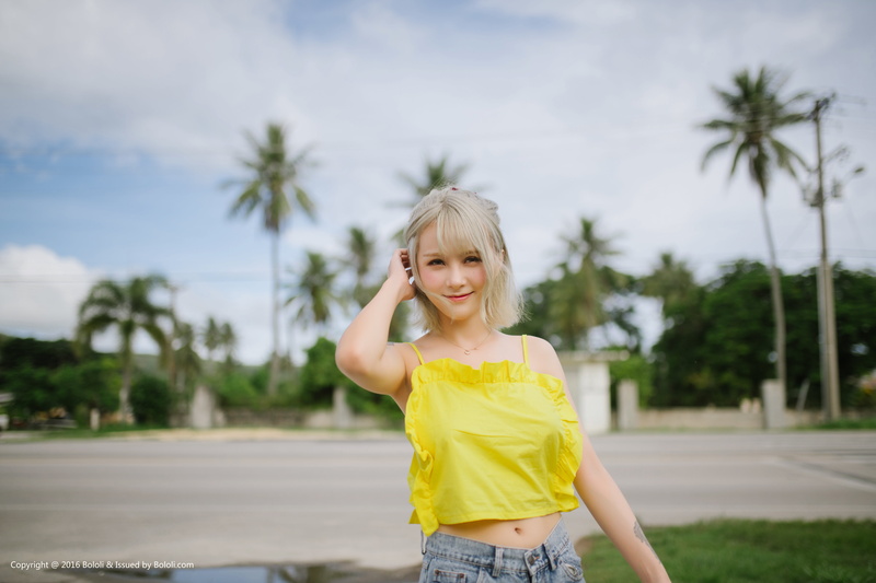 girls, blonde, 8K, model, standing, one person, women outdoors, hair, tree, Xià Měi Jiàng, petite, hands in hair, day, happiness, smiling, hairstyle, looking at camera