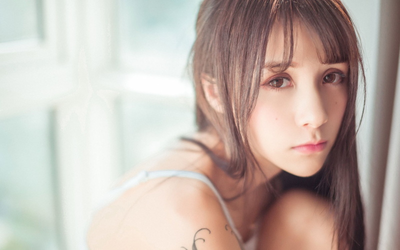 women, indoors, long hair, serious, body part, looking, hairstyle, contemplation, close-up, Xià Měi Jiàng, young adult, beauty, looking at camera, portrait