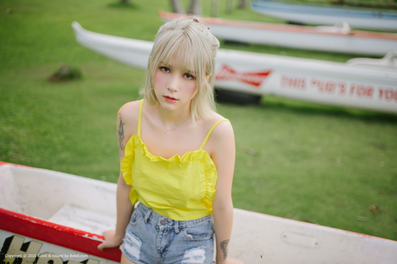 front view, blonde, outdoors, standing, women outdoors, 8K, girls, leisure activity, Xià Měi Jiàng, real people, model, three quarter length, casual clothing