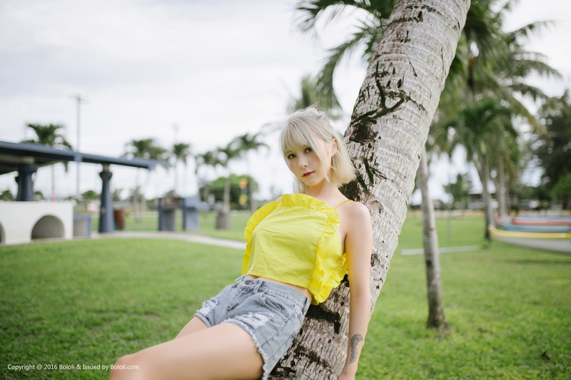 blonde, petite, women outdoors, Xià Měi Jiàng, xiamei jiang, looking at viewer, jean shorts, model, Asian, women, 5K
