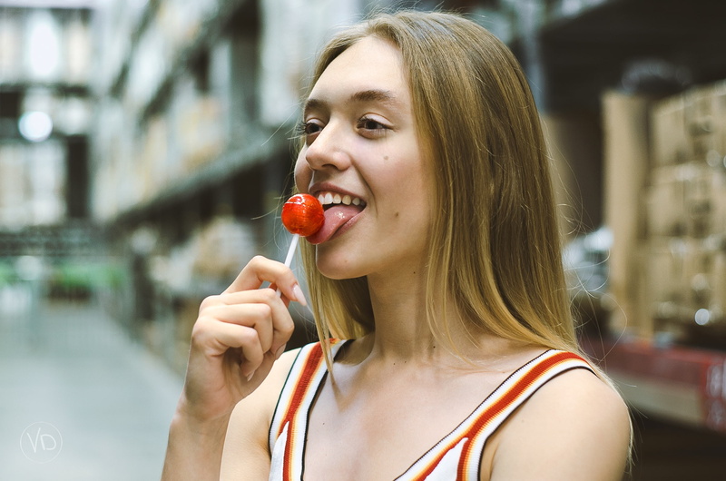 tongue out, depth of field, adult, 1080P, lollipop, architecture, women, young women, food, holding, long hair, hairstyle, food and drink, looking away