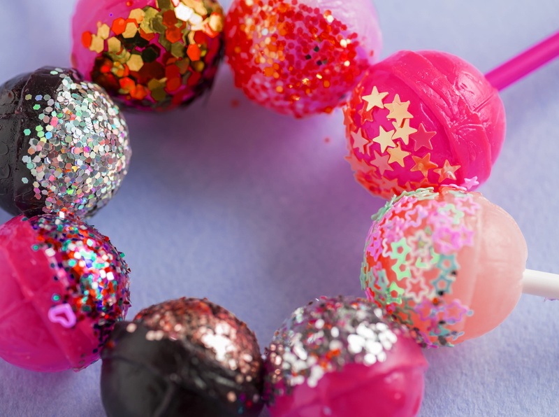easter egg, hard candy, glitter, group of objects, unhealthy eating, flavor, 1080P, celebration, egg, holiday, assorted, food, indoors, table, lollipop