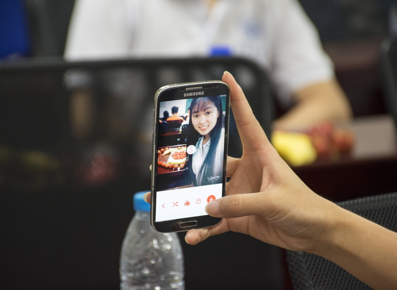 5K, childhood, digital native, technology, photo messaging, photographing, phone, telephone, photograph, holding, screen, the self-timer, social networking
