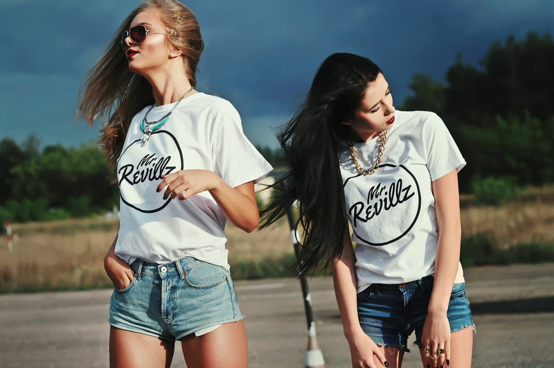 focus on foreground, hot pants, hairstyle, young adult, casual clothing, real people, people, shorts, women outdoors, hair, outdoors, teenager, day, women