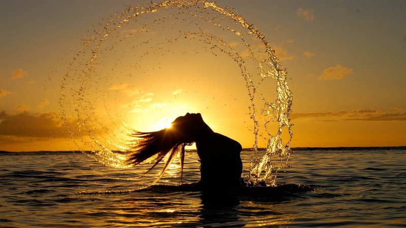 beauty in nature, nature, splashing, one person, hair toss, 1080P, vertebrate, lifestyles, sunset, outdoors, hair, waterfront, sea, spraying, motion, orange color