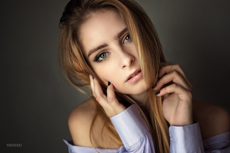face, 1080P, women, blonde, black nails, open mouth, long hair, green eyes, simple background, shirt, portrait