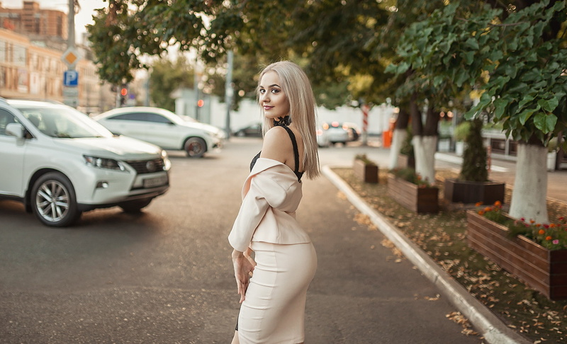 skirt, portrait, women, depth of field, 1080P, blonde, women outdoors, choker, brunette, smiling