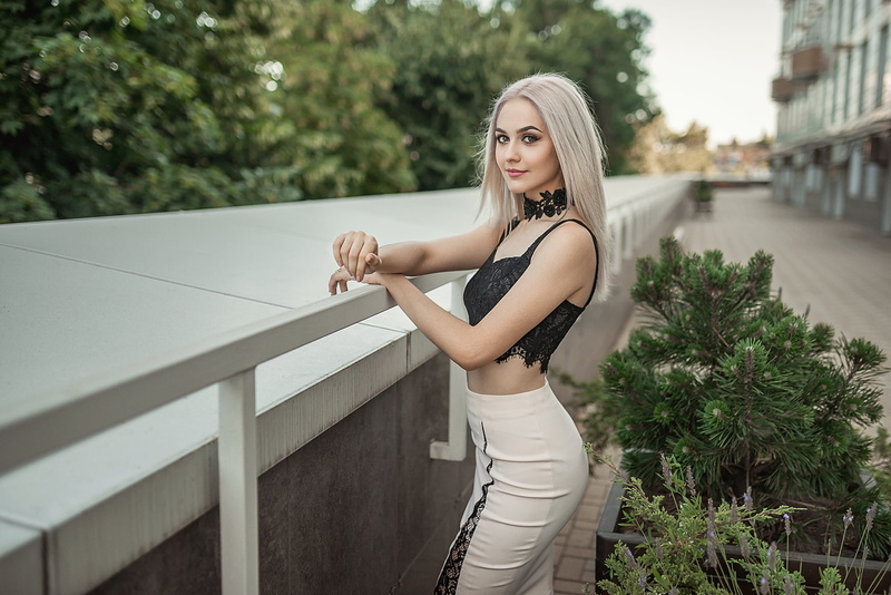 leisure activity, smiling, one person, looking at camera, standing, women, women outdoors, young women, clothing, portrait, choker, casual clothing, hair
