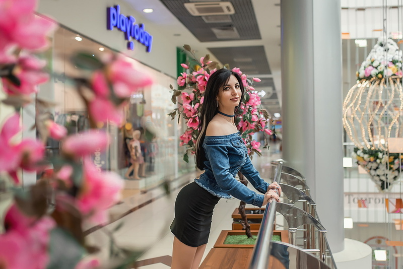 depth of field, women, young adult, one person, selective focus, real people, young women, three quarter length, long hair, lifestyles, adult, portrait