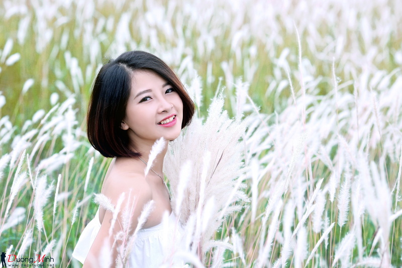 young women, selective focus, smiling, adult, outdoors, fashion, beautiful woman, relaxation, brunette, nature, young adult, looking away, leisure activity