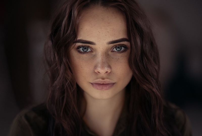 close-up, 1080P, adult, face, focus on foreground, women, beautiful people, front view, gray eyes, hair, one person, beauty, hairstyle, indoors, beautiful woman