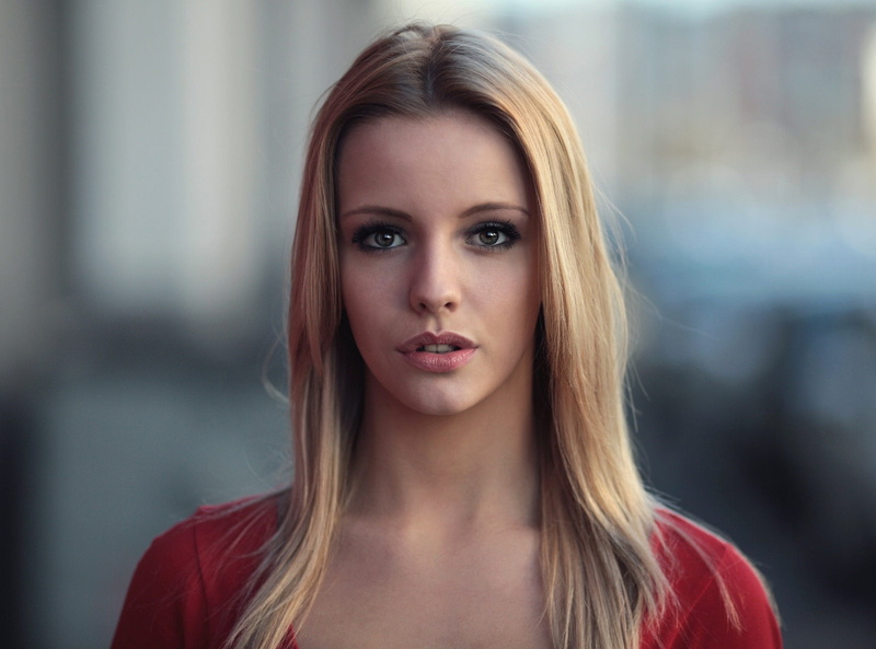 long hair, 1080P, straight hair, blue eyes, front view, beautiful people, hair, face, focus on foreground, headshot, looking at camera, hairstyle, portrait