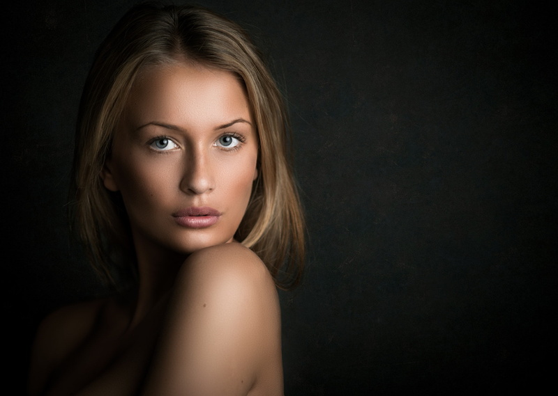 looking at camera, body part, studio shot, beautiful woman, hairstyle, glamour, beauty, blond hair, simple background, one person, headshot, beautiful people