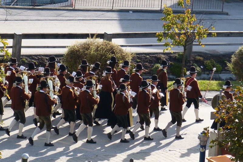 play, music band, army soldier, military, group of people, onslaught, real people, large group of people, parade, plant, celebration, city, crowd, uniform