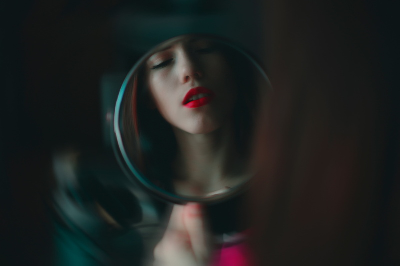 women, 2K, open mouth, blurred, self shot, model, closed eyes, long hair, brunette, face, red lipstick, mirror