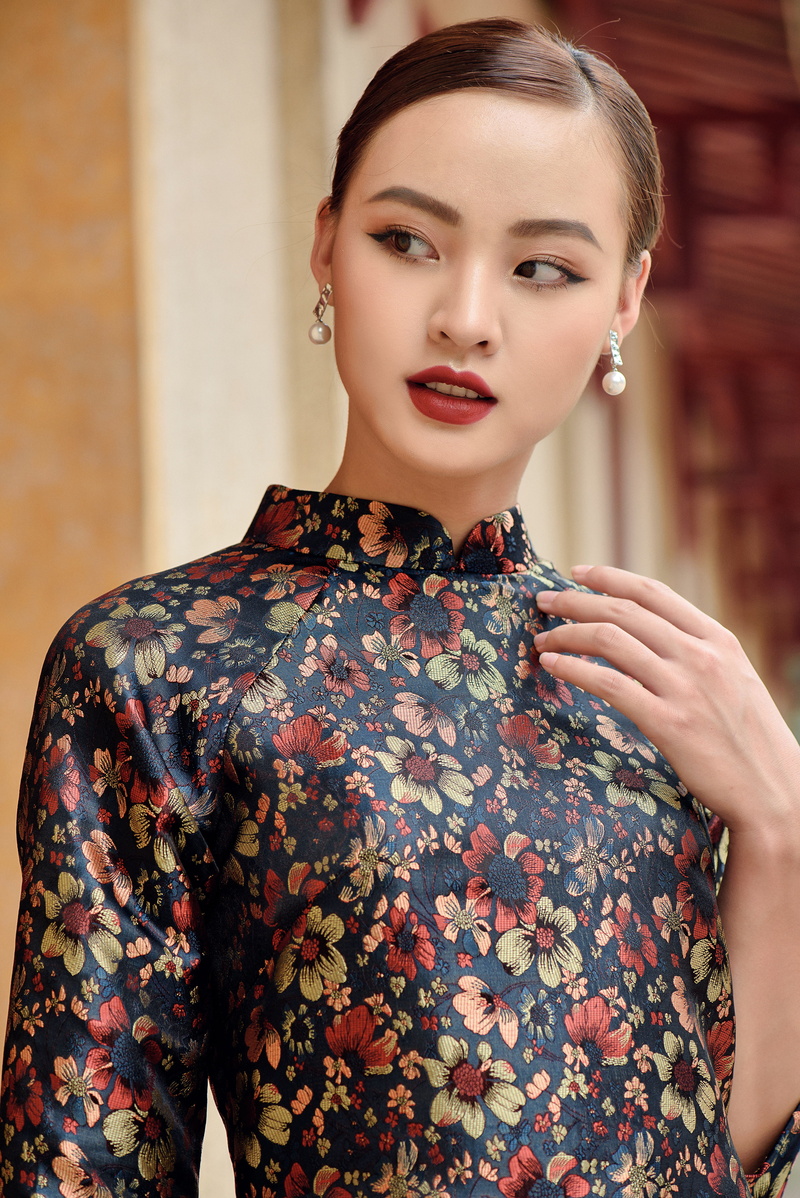 woman, one person, shir, real people, brown, beautiful woman, 5K, young women, floral, portrait, front view, indoors, adult, young adult, long, floral pattern