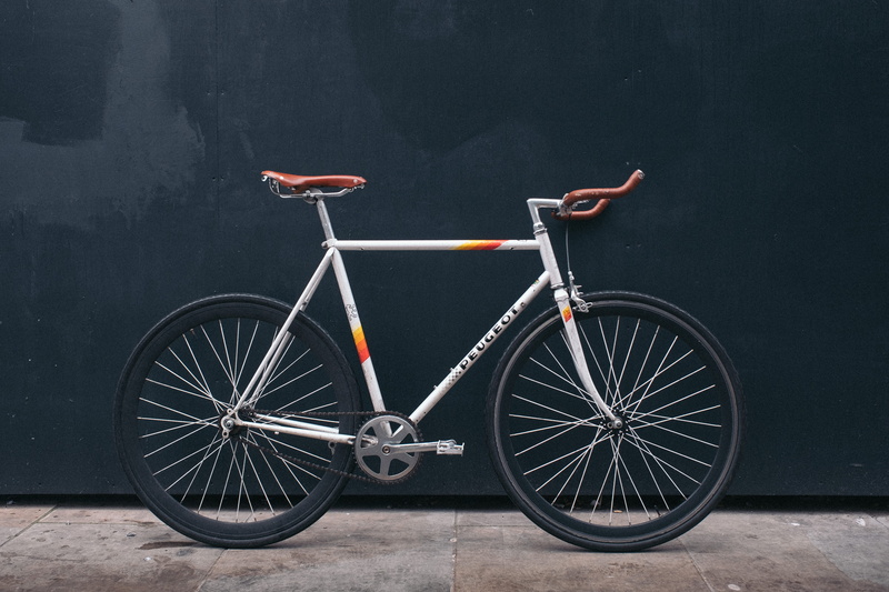 single object, no people, city, transportation, black color, gray, side view, bike, street, architecture, 4K, land vehicle, fixie, close-up, parking, mode of transportation