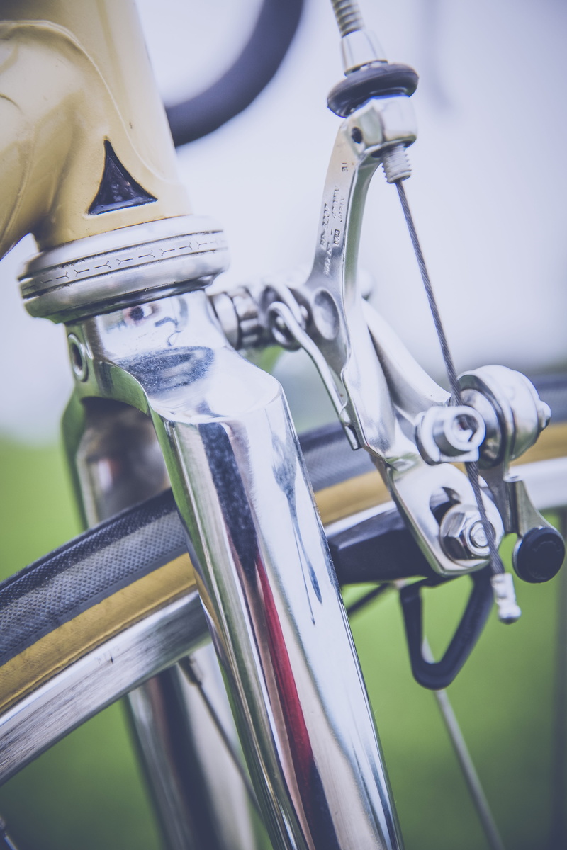 steel frame, steel, outdoors, day, road, vintage, sport, stylish, bicycle, bike, bell, chain, land vehicle, handlebar, sport bike, design, in a row, close-up