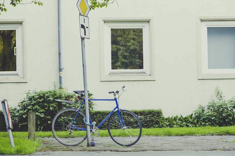 land vehicle, growth, shut off, 4K, outdoors, parking, architecture, building, single speed, built structure, bike, urban, vintage, no people, bicycle