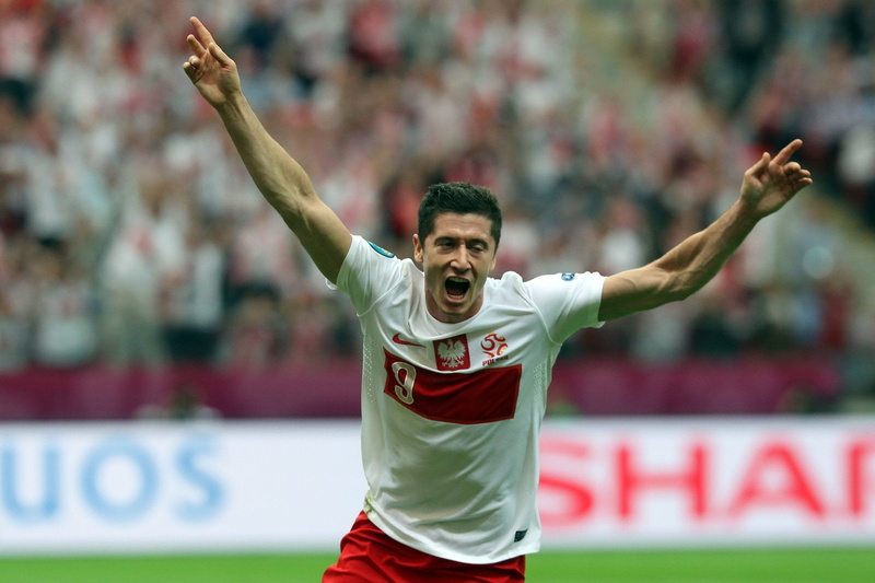 Soccer, positive emotion, front view, athlete, limb, Robert Lewandowski, one person, excitement, achievement, 1080P, young adult, human limb, sport, human body part