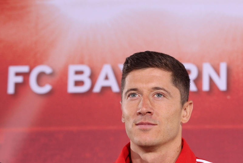 focus on foreground, looking at camera, Polish, indoors, men, capital letter, serious, young adult, Robert Lewandowski, close-up, Robert Lewandowski , adult