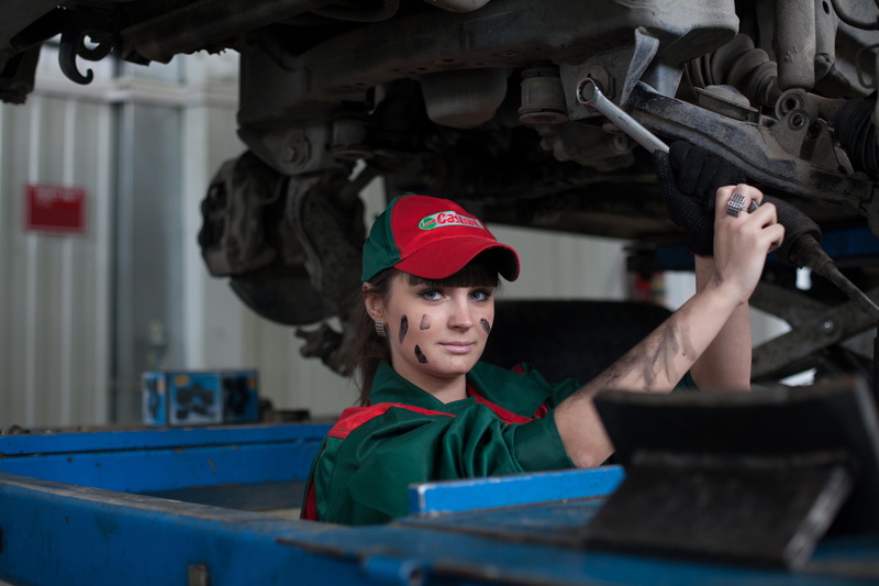 repairing, happiness, photoshoot, real people, photography, uniform, transportation, green, one Person, industry, expertise, adult, car service, portrait