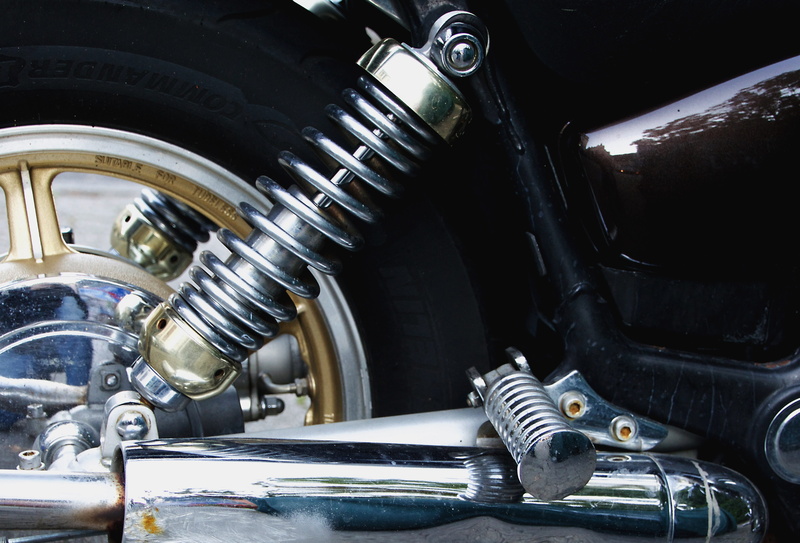 coilover, vehicle, 4K, day, yamaha, old, closed, industry, no people, silver colored, machine part, tire, classic, rots, indoors, mode of transportation