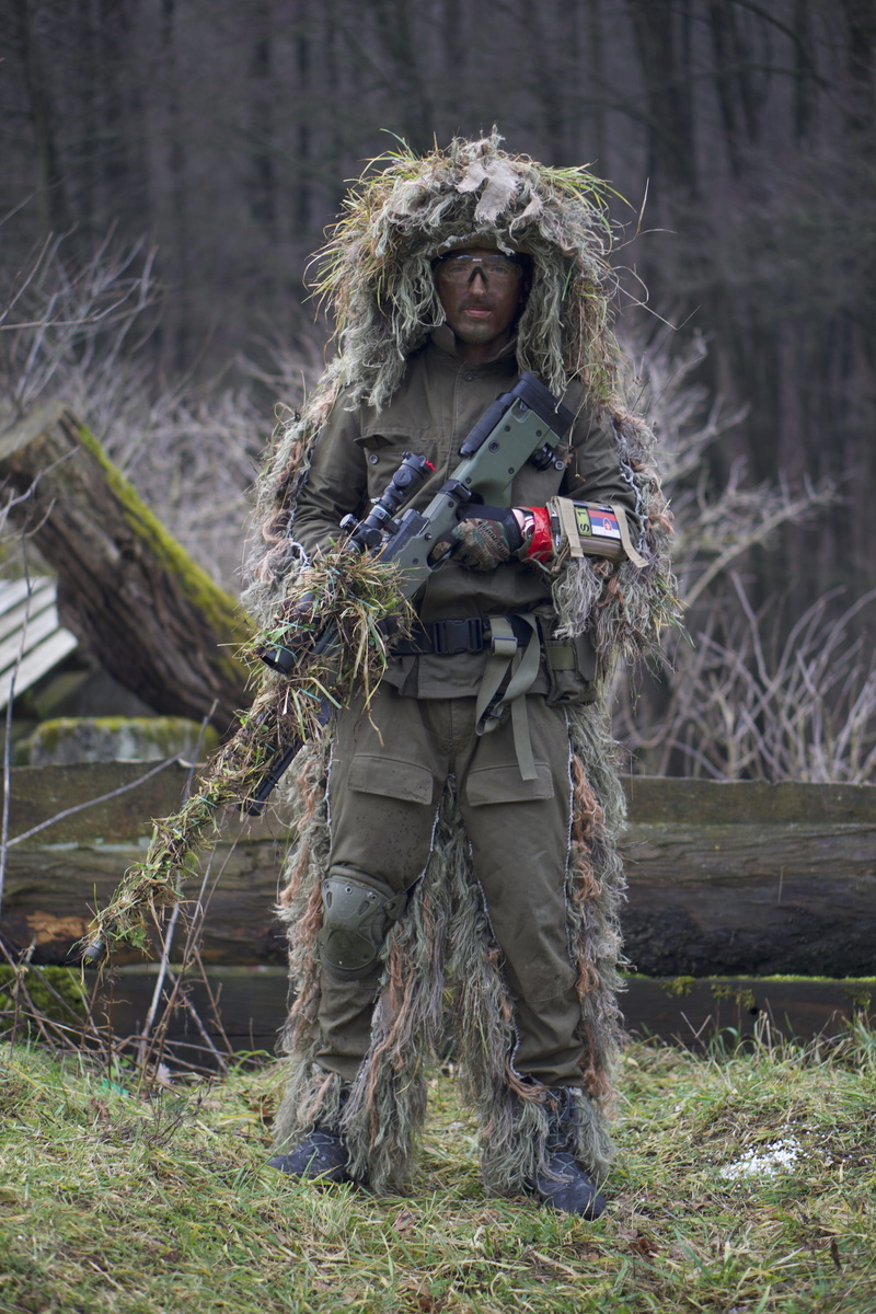 moss, uniform, conflict, airsoft, leisure activity, human, outdoors, person, protection, armored, warm clothing, grass, forest, man, clothing, day, military uniform