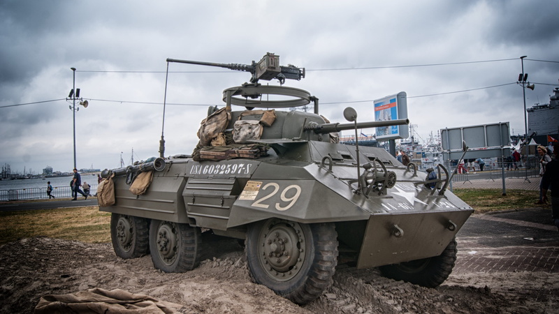 sky, armored Vehicle, mode of transportation, artillery, camouflage, incidental people, no people, old, nature, power, city, architecture, transportation