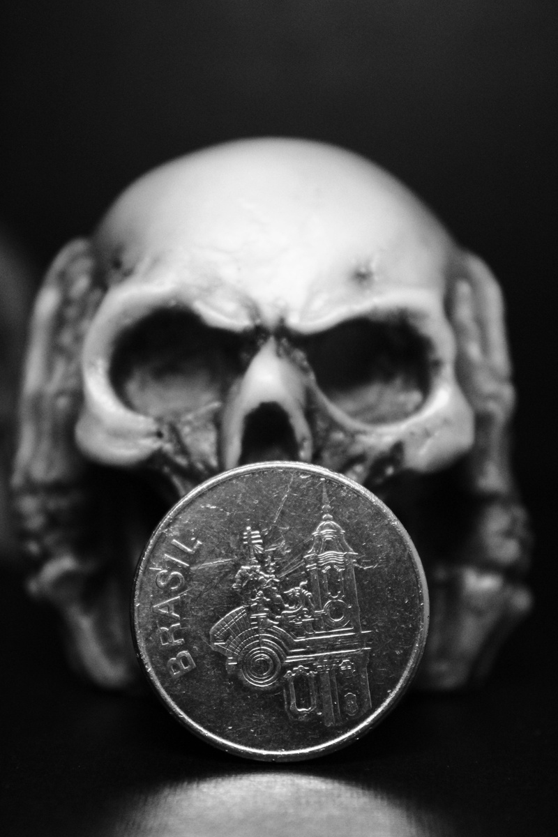 close-up, studio shot, history, skeleton, coin, caveira, black background, indoors, euro, 5K, human skeleton, bone, still life, e seu, finance, representation