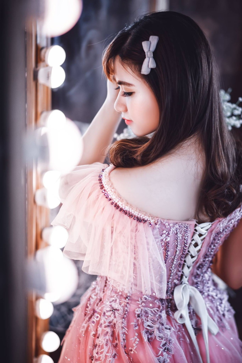 model, elegant, fashion, looking, dress, beautiful, one person, young women, gown, portrait, 1080P, lady, real people, women, beauty, girl, hairstyle