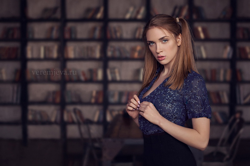 long hair, young adult, hairstyle, brown hair, indoors, one person, design professional, hair, beauty, young women, standing, casual clothing, beautiful woman