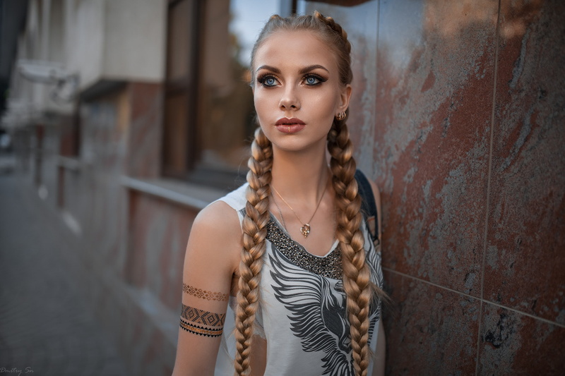 blue eyes, long hair, lifestyles, hair, beauty, young adult, hairstyle, Dmitry Sn, 1080P, jewelry, focus on foreground, blonde, front view, portrait, necklace