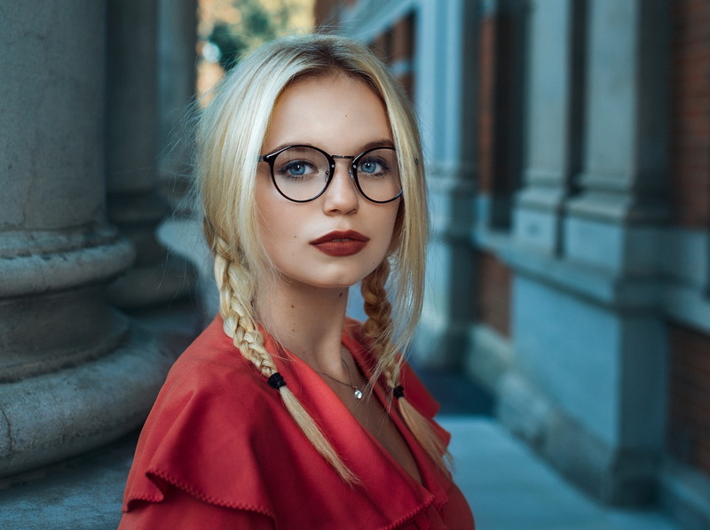 necklace, young adult, lifestyles, blonde, looking at camera, face, fashion, one person, long hair, hairstyle, beautiful woman, hair, teenager, blond hair