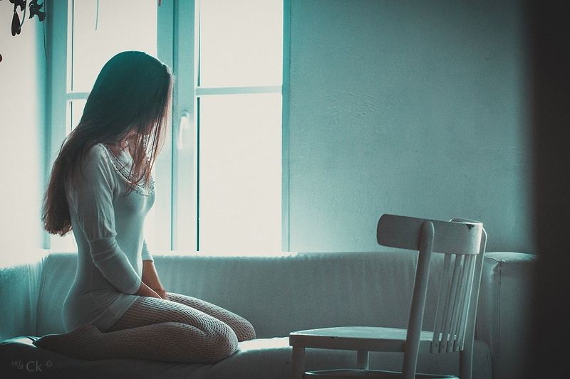 contemplation, lifestyles, sitting, beautiful woman, long hair, brunette, young women, sweater, leisure activity, women, knee-highs, side view, day, adult