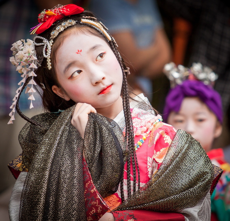 focus on foreground, daughter, red lipstick, traditional clothing, girls, headdress, portrait, women, 1080P, child, females, emotion, brunette, looking away