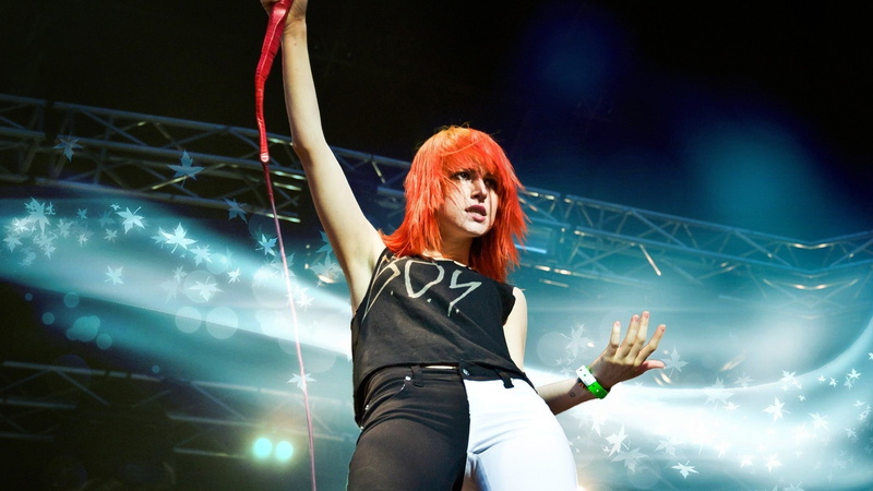 one person, portrait, beautiful woman, arts culture and entertainment, 1080P, dyed hair, stage - performance space, young adult, illuminated, stage, singer
