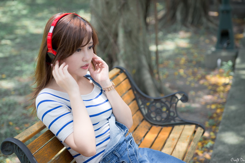 happiness, sitting, innocence, redhead, outdoors, smiling, women, 5K, auburn hair, seat, females, park bench, hair, leisure activity, girls, bench, child