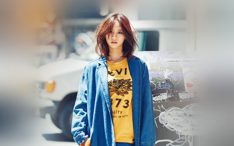 leisure activity, young adult, looking, waist up, women, young women, beautiful woman, warm clothing, front view, lifestyles, street, hyeri, adult, casual clothing