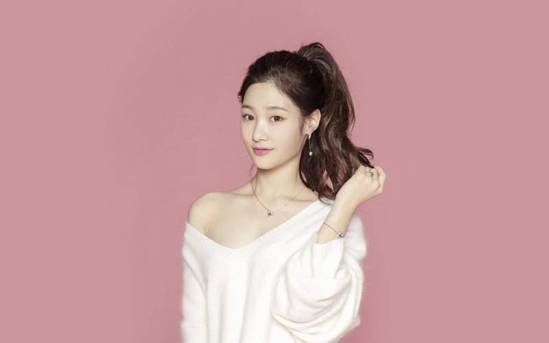 beautiful woman, hair, colored background, fashion, body part, kpop, hairstyle, ioi, front view, pink, one person, cute, women, adult, chaeyeon, beautiful people